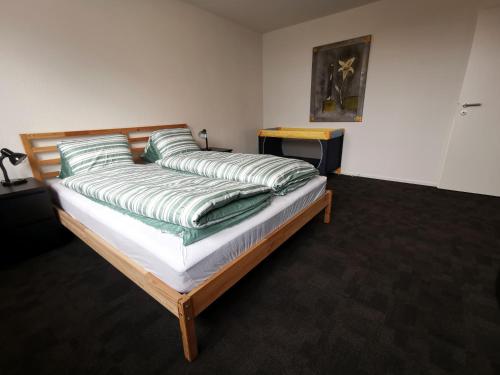 戈绍Ferienwohnung Hirschen的一张带绿色枕头的床