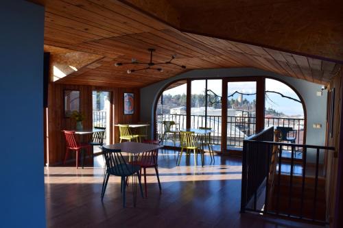 泰拉维Hestia - Hotel, Wine and View的甲板上配有桌椅的用餐室