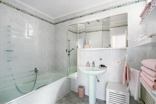 拉克鲁斯Casa Paraíso的带淋浴、盥洗盆和浴缸的浴室