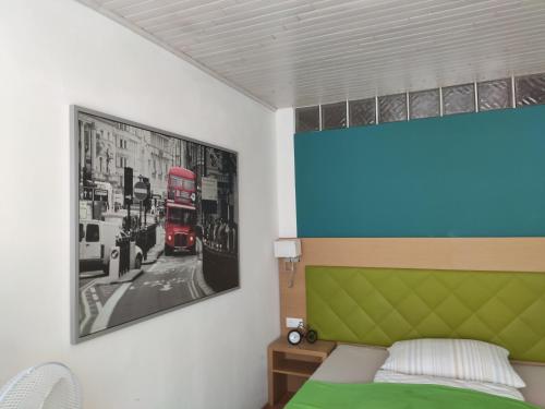 格拉茨Vintage Apartment的一间卧室设有绿色床头板和红色双层巴士