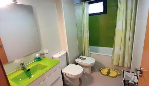 佩尼斯科拉Trilogy 10的浴室配有盥洗盆、卫生间和浴缸。