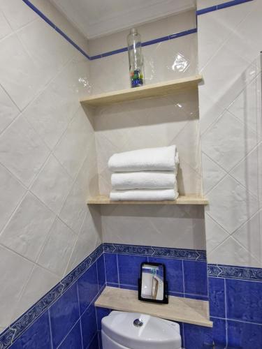 托罗克斯科斯塔Villa D&D的浴室提供蓝色和白色毛巾以及卫生间。