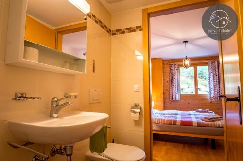 奥瓦伦纳茨RHODOS, Confort et Espace的一间带水槽和卫生间的浴室以及一间卧室