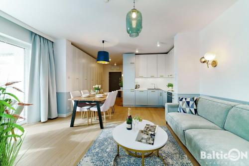 科沃布热格Apartamenty BalticON Polanki Aqua的客厅配有沙发和桌子