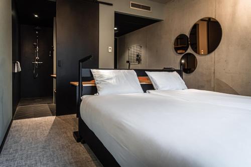 法尔肯堡Hotel Valkenburg by Mercure - Next to Shimano Experience Center的一间卧室配有一张带白色床单的大床