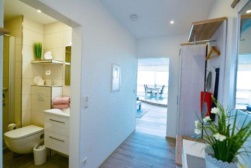 库克斯港Am Sahlenburger Strand AS01的一间带卫生间、水槽和镜子的浴室