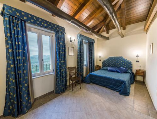 Montesano sulla MarcellanaPalazzo Cestari Hotel的一间卧室设有一张床和一个窗口