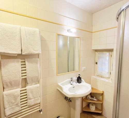 佛罗伦萨奇马布耶9B&B酒店的一间带水槽和镜子的浴室