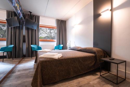 彼得拉穆拉塔仙客来酒店的酒店客房,配有床和蓝色椅子