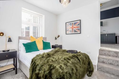 格里姆斯比Coppergate Mews Grimsby No.5 - 1 bed, 1 bath, 1st floor apartment的一间卧室配有一张带绿毯的床