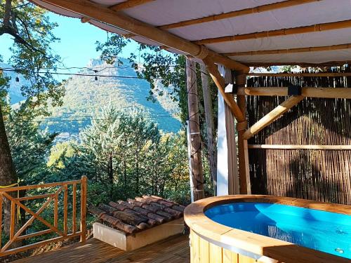 卢河畔图尔雷泰La Tiny du Midi的山景甲板上的热水浴池
