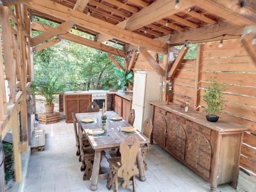 卢河畔图尔雷泰La Tiny du Midi的一个带木桌的户外庭院和一间厨房