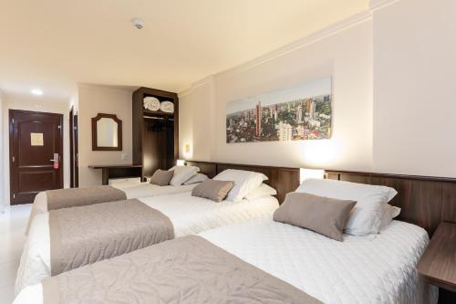 伊瓜苏伯格里酒店的一间酒店客房,房间内设有三张床