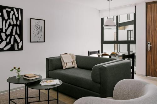 墨西哥城Sonder Aria的客厅配有沙发和桌子