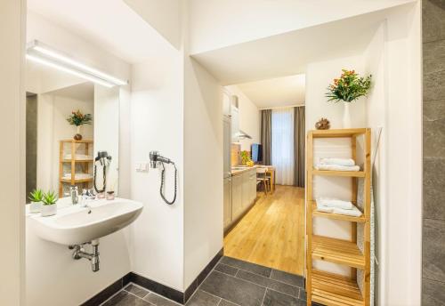 维也纳Jimmy's Apartments Emerald的客房内设有带水槽和卫生间的浴室