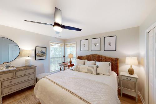 奥兰治比奇Cotton Bayou B1的一间卧室配有一张床和吊扇