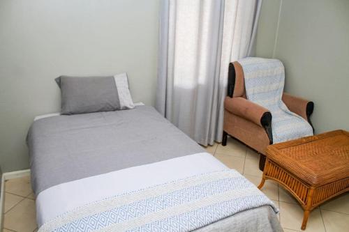 马翁House Samaika的一间小卧室,配有一张床和一把椅子