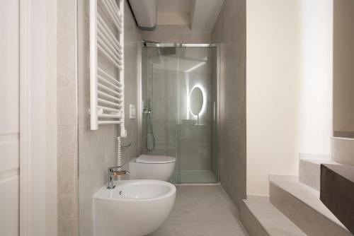 米兰Castore Apartment的浴室配有卫生间、淋浴和盥洗盆。
