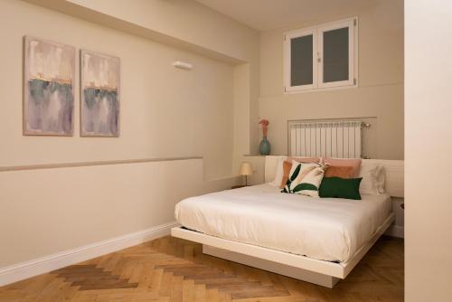 米兰Castore Apartment的卧室配有白色的床和枕头。
