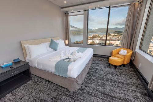 鲁珀特王子港Highliner Hotel的酒店客房设有一张床和一个大窗户