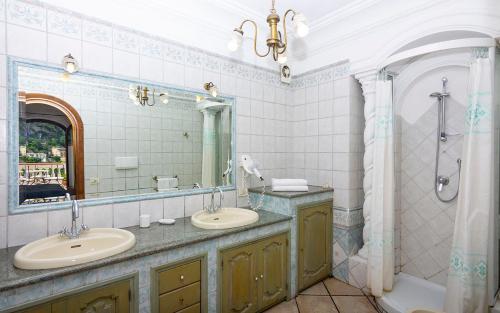 波西塔诺Villa Palumbo的浴室配有2个盥洗盆、淋浴和浴缸。