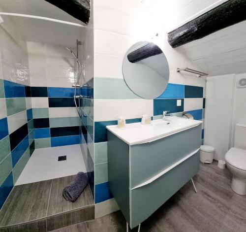 巴拉吕克莱班Hôtel restaurant et pension soirée étape Bel Air的一间带水槽、镜子和卫生间的浴室