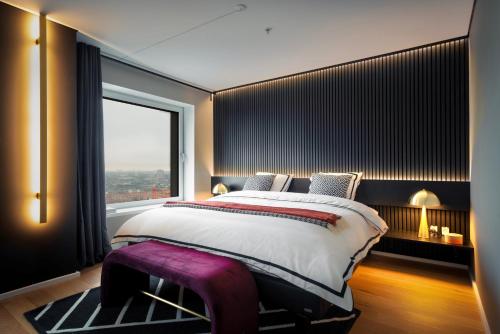 哥本哈根Bohr Apartment Copenhagen的一间卧室设有一张大床和一个窗户。