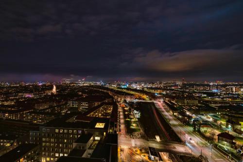 哥本哈根Bohr Apartment Copenhagen的夜晚带灯光的城市景观