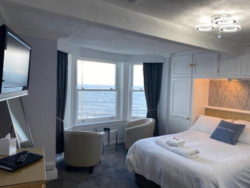 斯卡伯勒海洋风光酒店的酒店客房设有床和窗户。