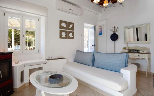 法罗斯岛Apanemo的客厅配有白色的沙发和桌子