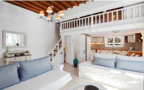 法罗斯岛Apanemo的客厅配有白色沙发和蓝色枕头。