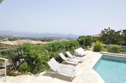 弗雷瑞斯Stunning Cote d'Azur Villa - Rives d'Or的游泳池旁带躺椅的游泳池