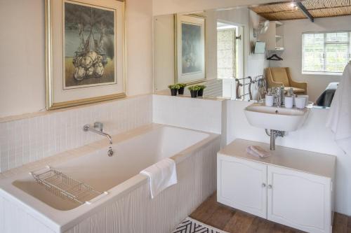 蒙塔古葡萄园乡村住宅酒店的一间带大浴缸和水槽的浴室