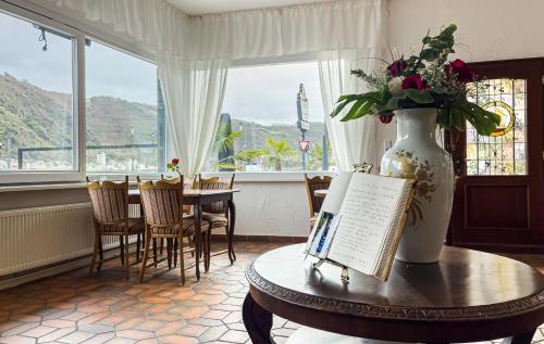 圣戈阿尔金狮酒店的一间房间,里面摆放着桌子和花瓶