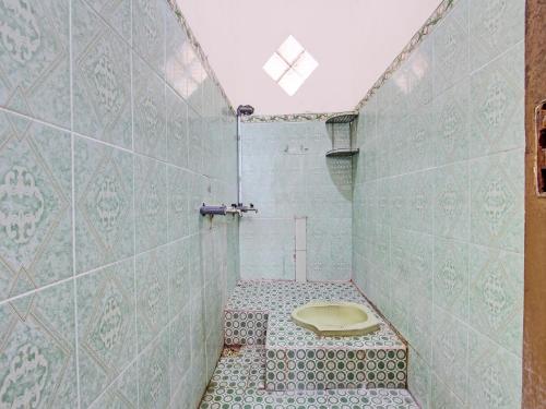 日惹SPOT ON 92319 White House Syariah的瓷砖墙内带卫生间的浴室