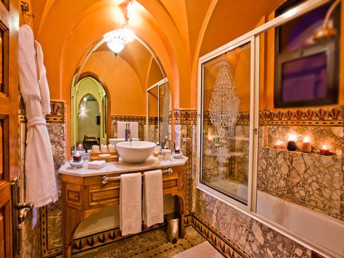 马拉喀什劳伦斯·德拉比酒店的一间带水槽和淋浴的浴室