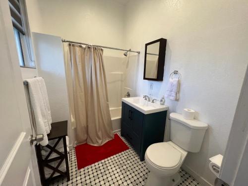 洛杉矶The Red Guest House in Downtown Los Angeles的浴室配有白色卫生间和盥洗盆。