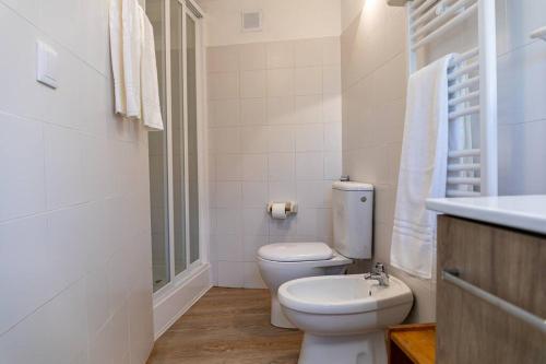 辛特拉Casinha - Lusitália Eden的白色的浴室设有卫生间和水槽。