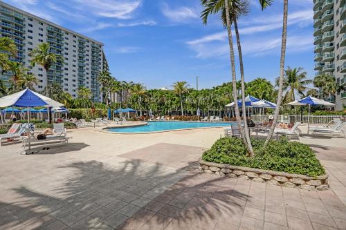 迈阿密海滩海洋保护区公寓酒店的棕榈树和遮阳伞度假村的游泳池