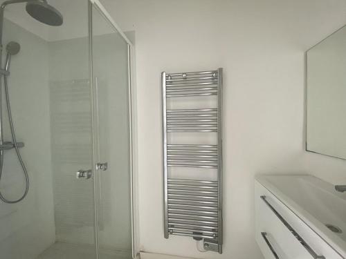 勒拉旺杜Appartement Cavalière, 1 pièce, 5 personnes - FR-1-251-456的一间带玻璃淋浴和水槽的浴室