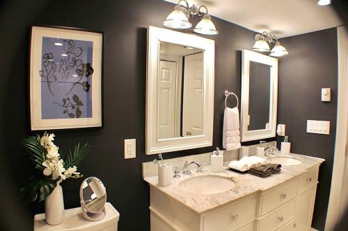 波士顿Luxury - Pet Friendly 3bd, 3ba South End Condo的浴室设有2个水槽和2面镜子