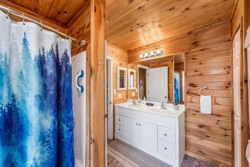 佩恩堡Serenity Escape Treehouse on 14 acres near Little River Canyon的小屋内的浴室设有水槽和淋浴