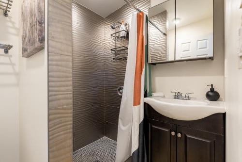洛杉矶Private Guesthouse - Los Angeles的带淋浴和盥洗盆的浴室