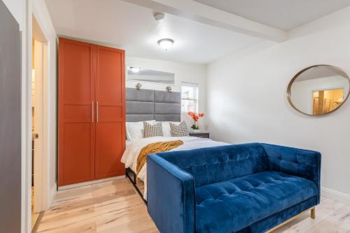洛杉矶Private Guesthouse - Los Angeles的一间卧室配有一张床和一张蓝色的沙发
