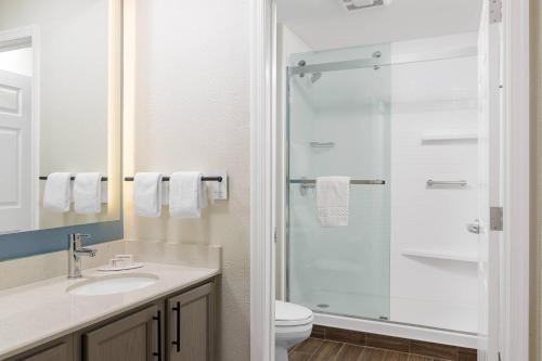 新罗谢尔新罗谢尔住宅酒店的带淋浴、盥洗盆和卫生间的浴室