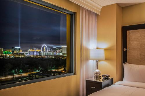拉斯维加斯拉斯维加斯万豪酒店的一间卧室设有窗户,享有城市美景