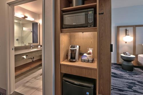 阿尔伯克基Fairfield Inn & Suites by Marriott Albuquerque North的一间带水槽和微波炉的浴室