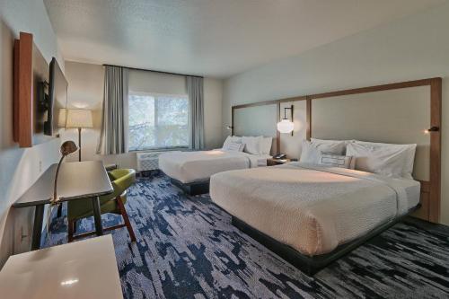 阿尔伯克基Fairfield Inn & Suites by Marriott Albuquerque North的酒店客房设有两张床和窗户。