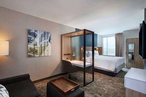达拉斯SpringHill Suites by Marriott Dallas Richardson/University Area的配有一张床和一张书桌的酒店客房