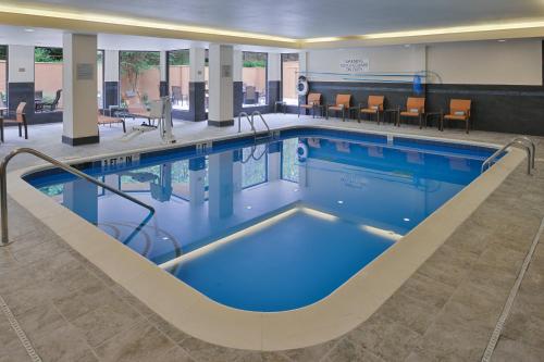 苏万尼亚特兰大苏万尼万怡酒店的医院里的一个蓝色海水游泳池